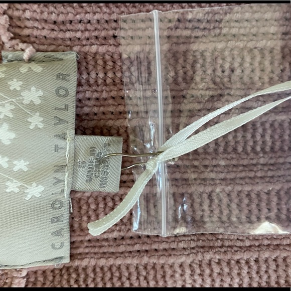 ⬇️CAROLYN TAYLOR 3/4 SLEEVE WITH BUTTONS TOP - Picture 4 of 5